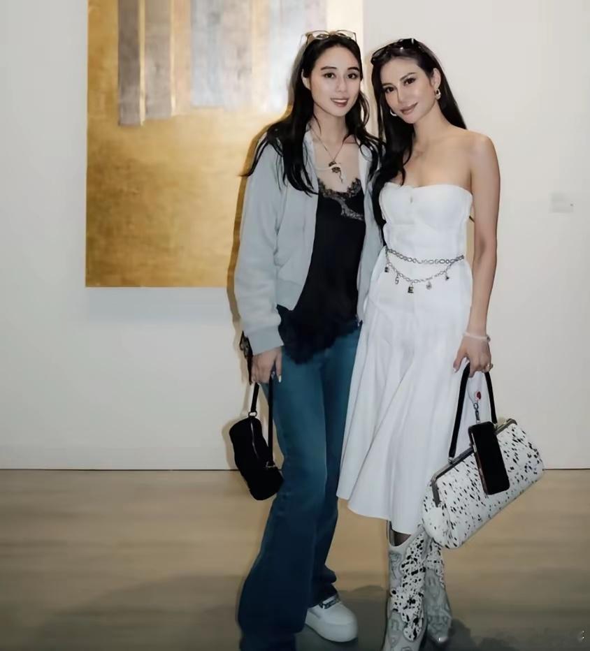 何超欣、林心儿一起参观巴塞尔艺术展，林心儿的妈妈谢玲玲也跟女儿一起参观！ 