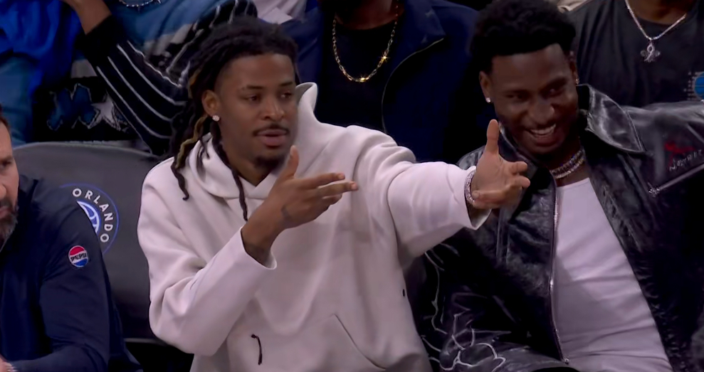 他还是忘不了自己的招牌动作 