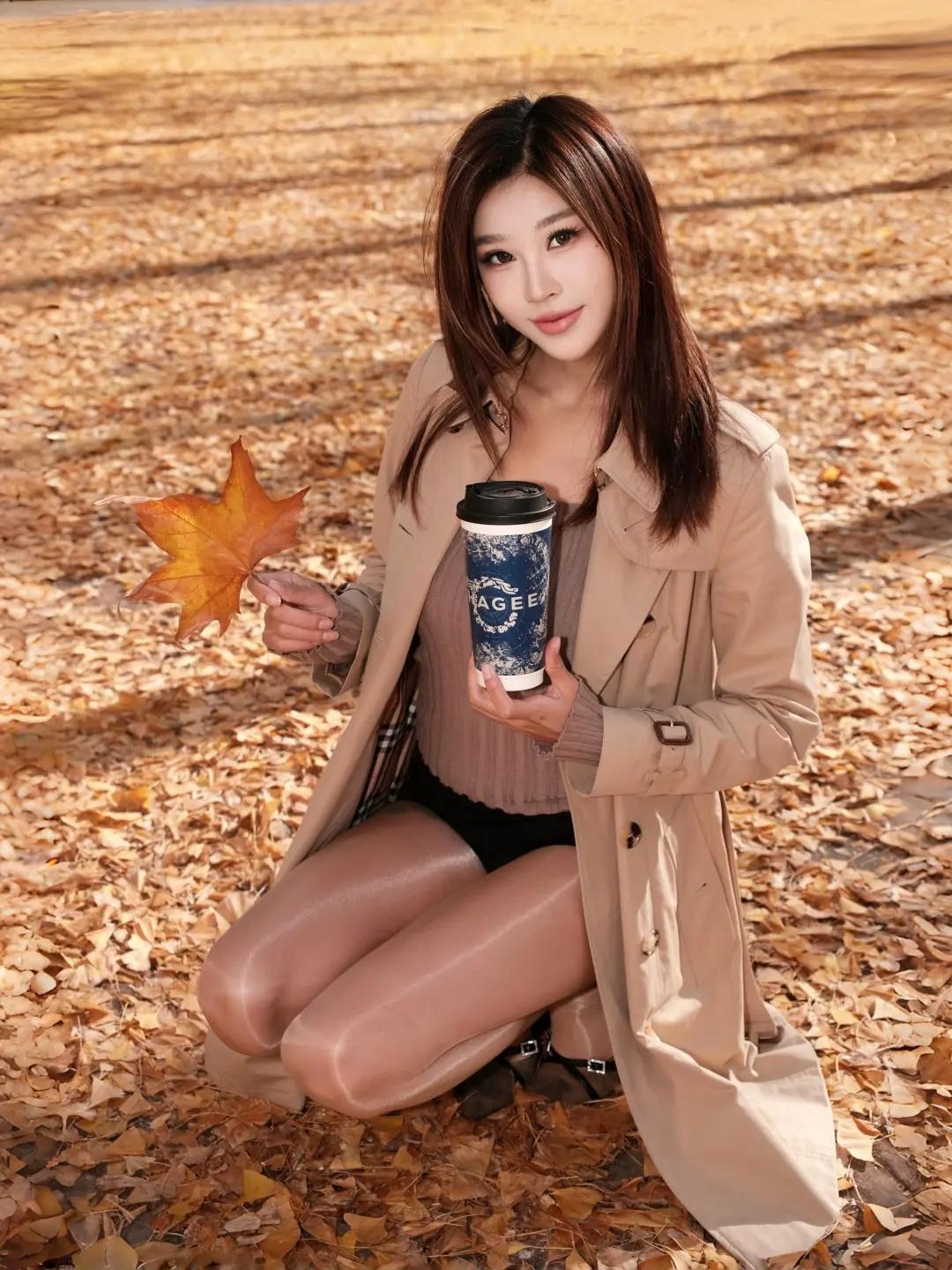 什么样的女生称得上是美女? 秋日暖阳下，手捧咖啡与枫叶，享受宁静时光。分享时尚穿