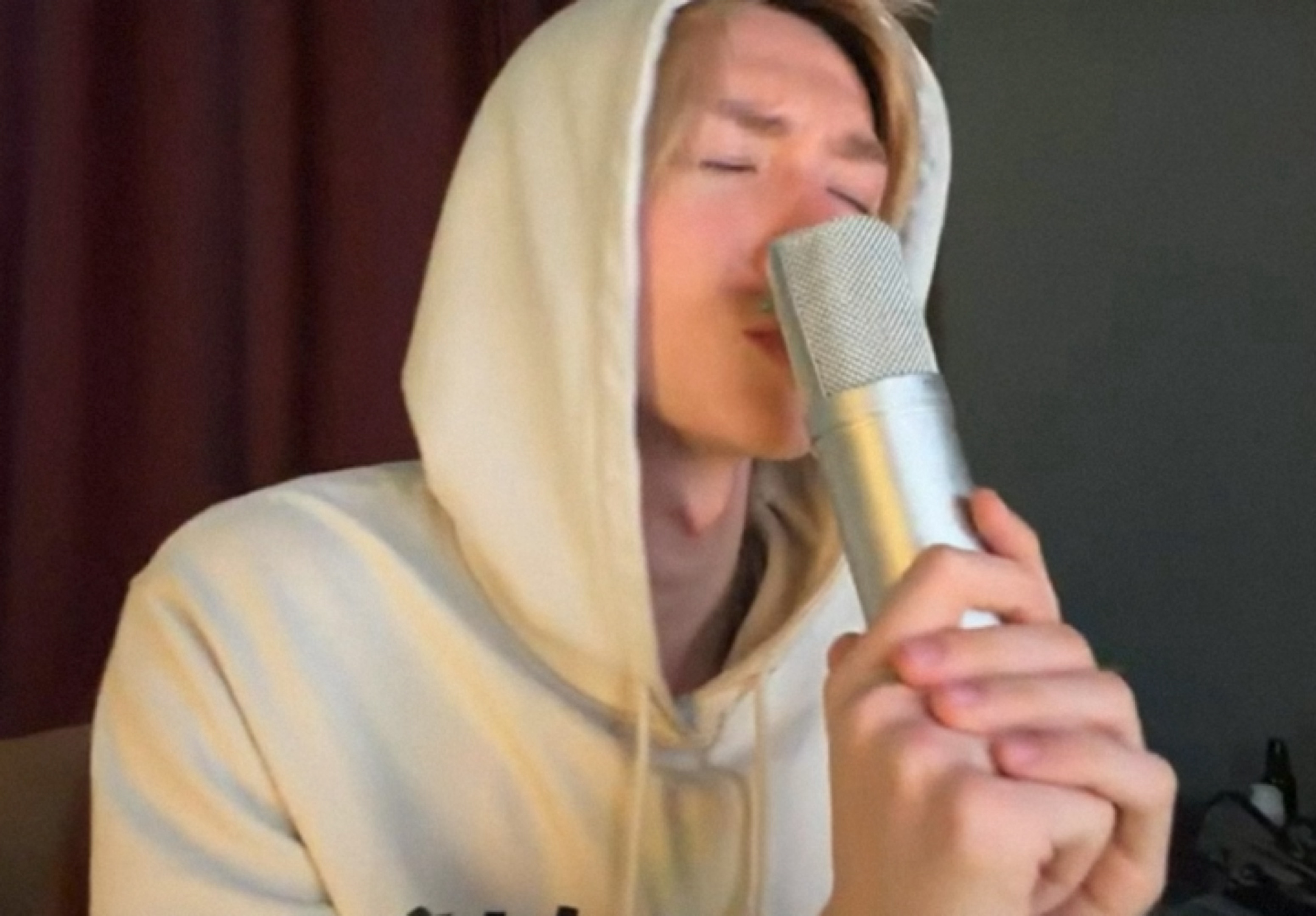 就是这个黄毛白卫衣男差点没把我想死。 