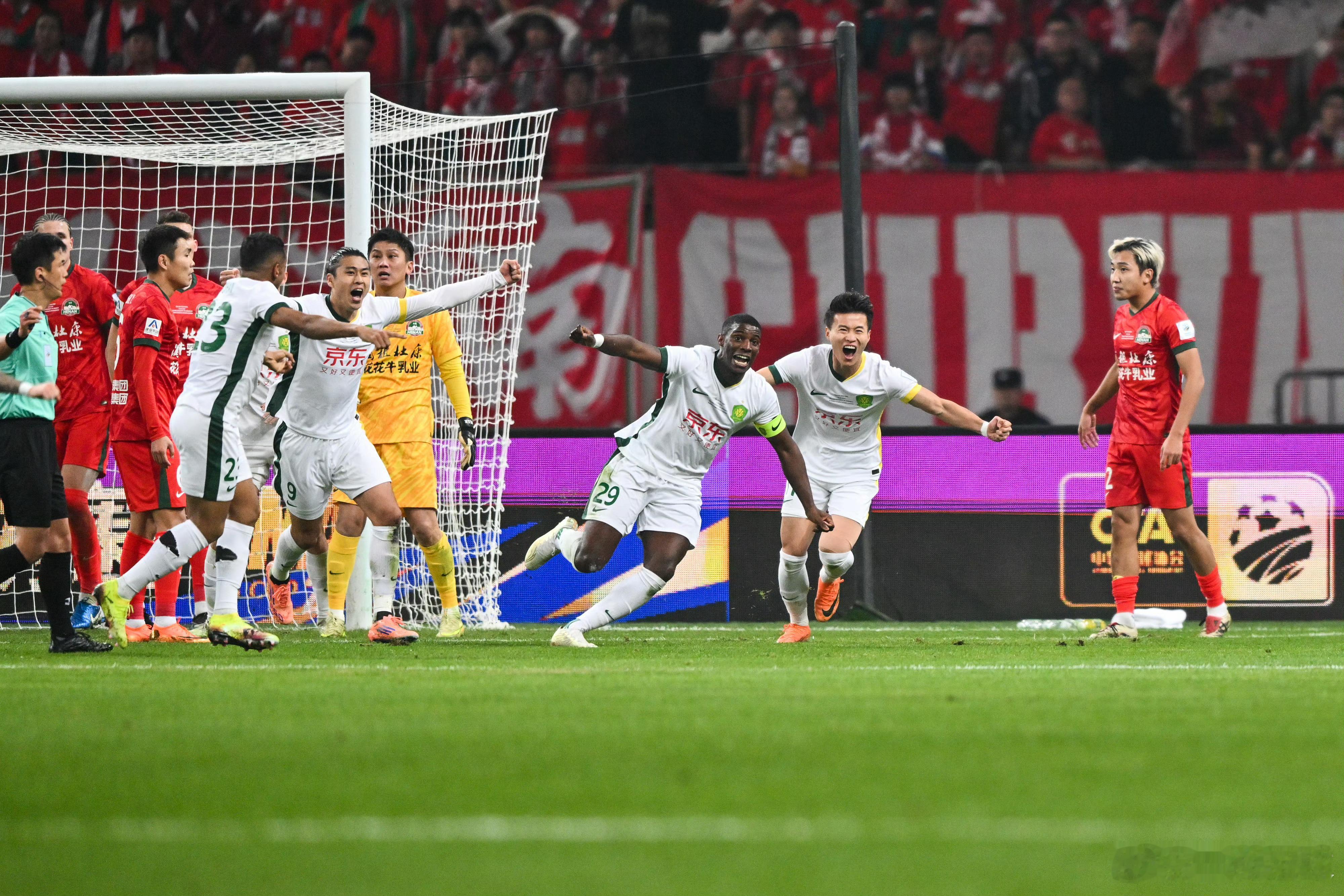 法比奥帽子戏法，北京3比0完胜河南赢得足协杯冠军！北京基本上就是靠防守反击拿下比