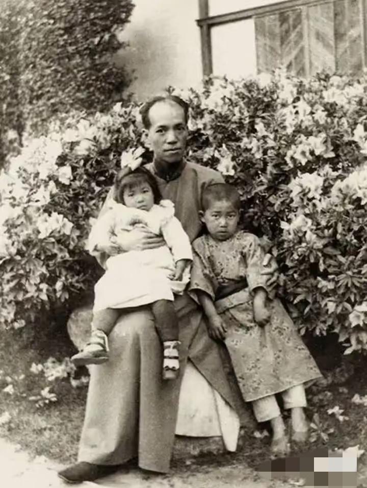 梁启超和幼年梁思成、梁思庄，一门九子皆栋梁。
 
这张黑白旧照拍摄于1906年，