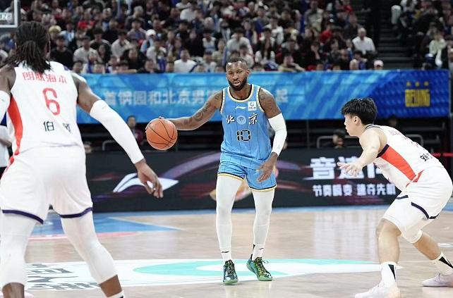 陈盈骏方硕周琦皆5犯离场，杰曼两记三分球拯救北汽男篮
 
4月3日晚，北汽男篮在