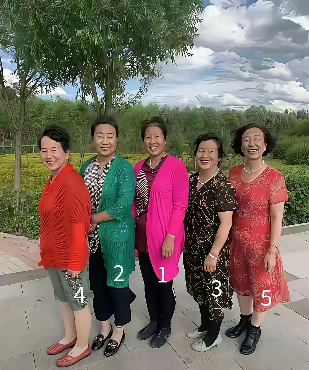 网友称，这五人中有一位是国家公务员。
恕我直言，从她们的肤色、体态、气质，还有穿