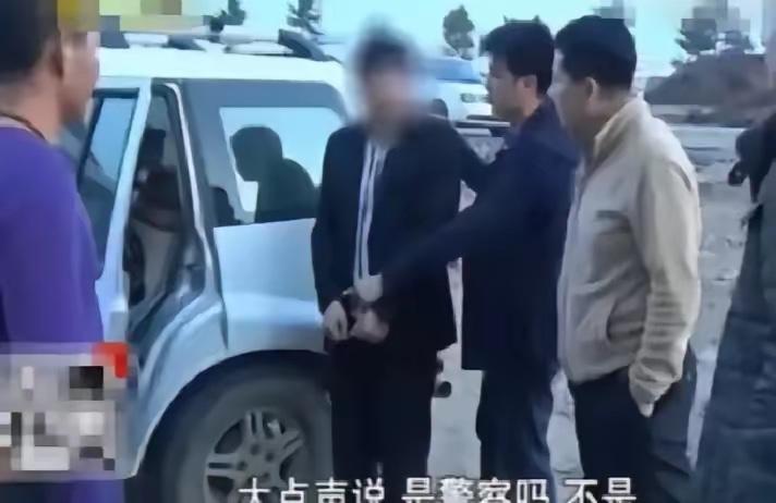 “把衣服全脱了！”2015年，内蒙古一名年轻女子，被一对冒充警察的男女铐在屋里审