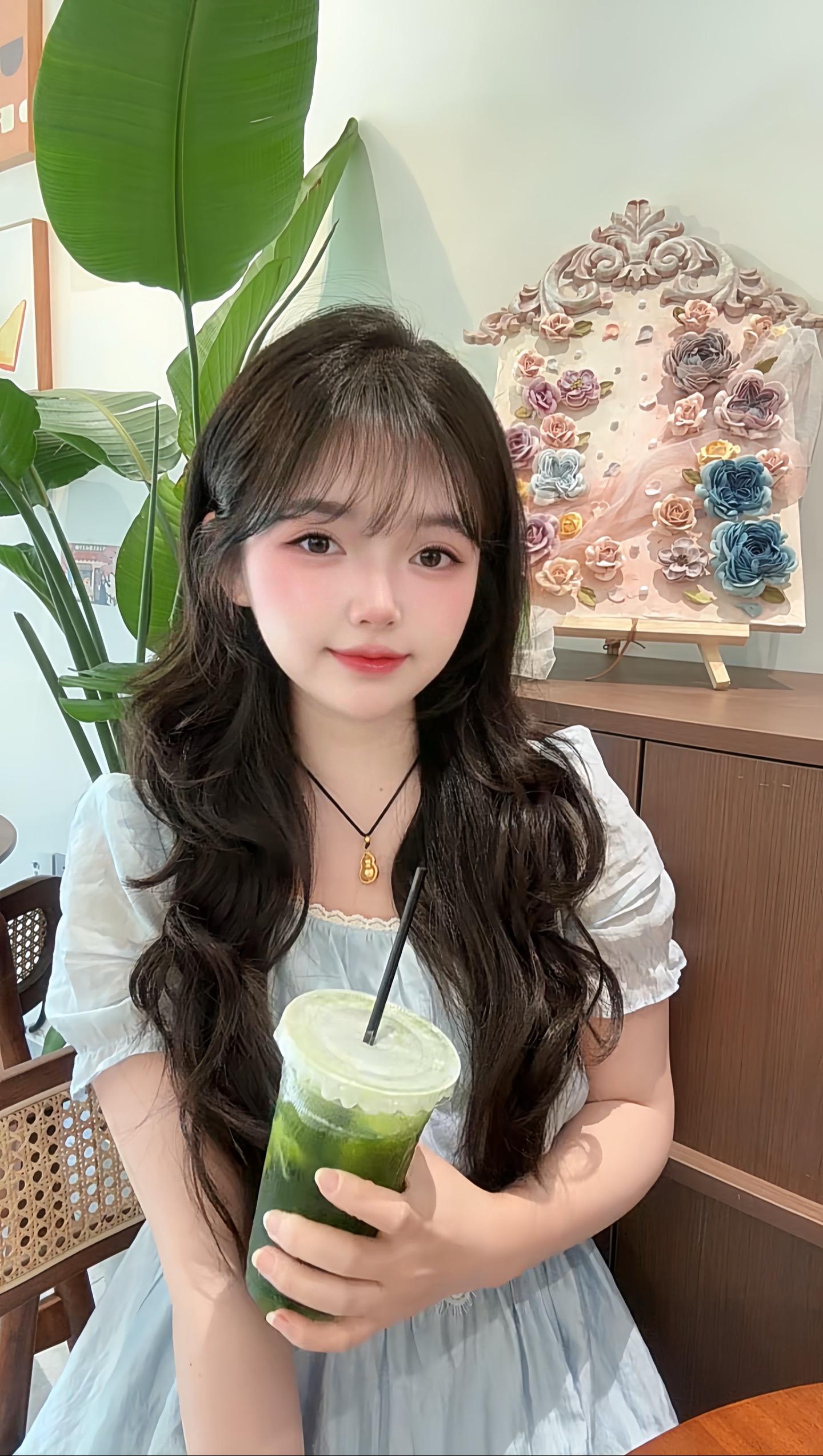 女生三件套：自拍、美食、发୧😂୨