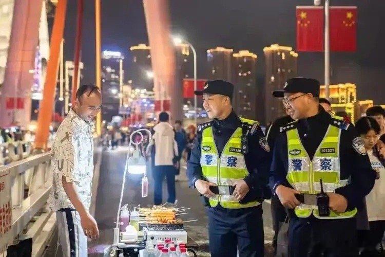 我随便发两张重庆的照片，就够很多大城市小城市好好学习三年了。注意，不要只看人，更