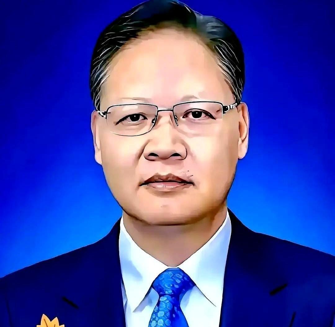 前脚，大使刚把纪念品送到第十万个印度签证申请人手上，又是免签证费，又是指纹免采，