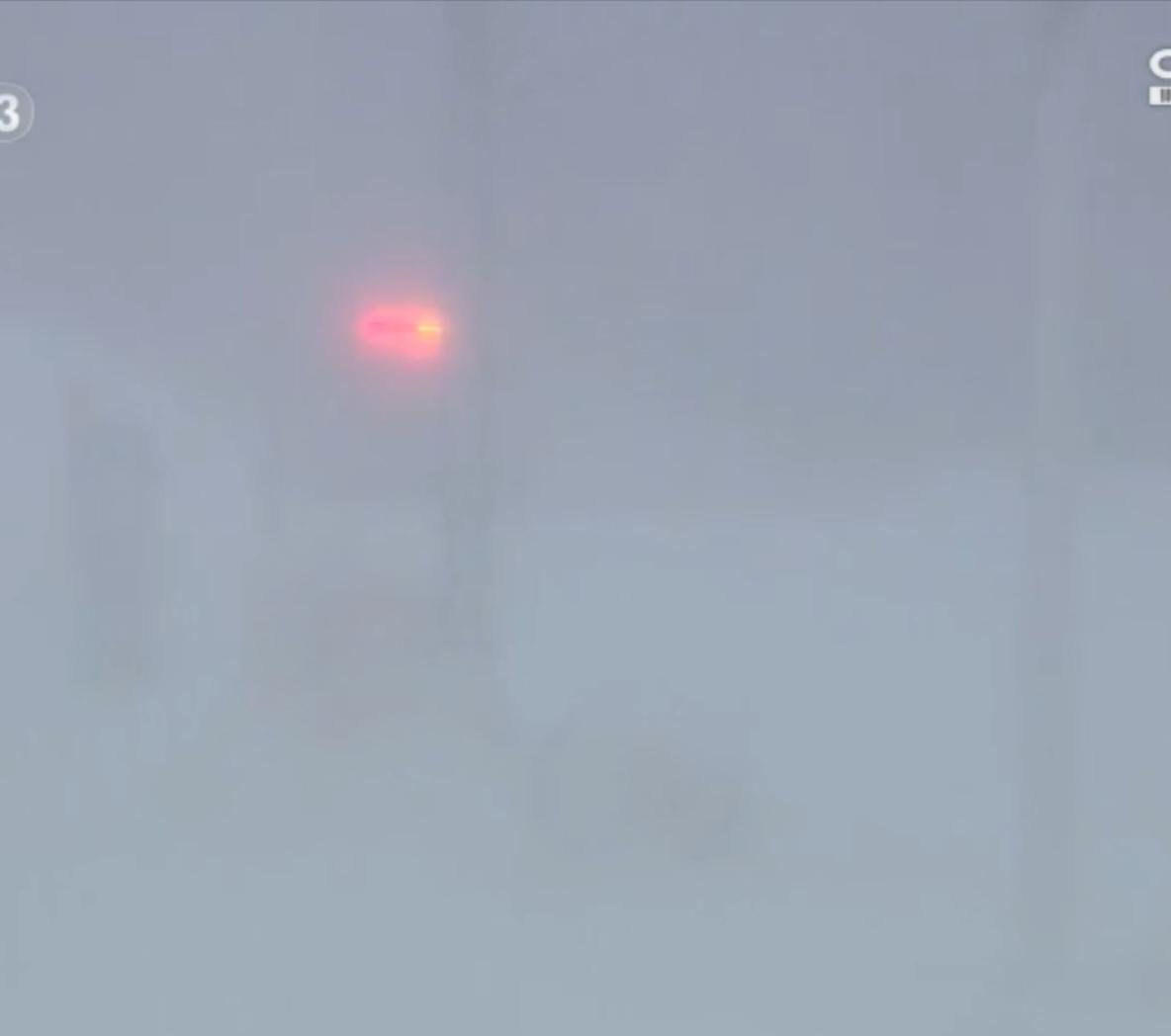 美国多地遭遇暴雪、强风等恶劣天气，降雪量创下极值，积雪深及车身，出行严重受阻。风