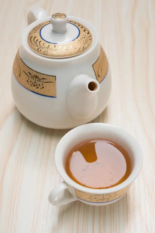 【茶有杯容，人亦需容器】
        茶有杯容，人亦需容器。人生就像一杯茶，