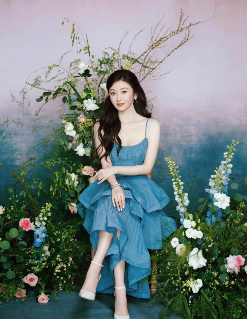 综艺节目定妆照，蓝色吊带裙造型
景甜 综艺节目定妆照，蓝色吊带裙造型气质女明星 