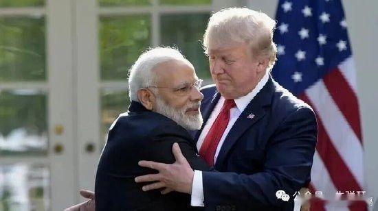 凤凰新闻【牛弹琴：美印突然和好，一个细节很不寻常】国际政治的舞台上，最盛大的和解