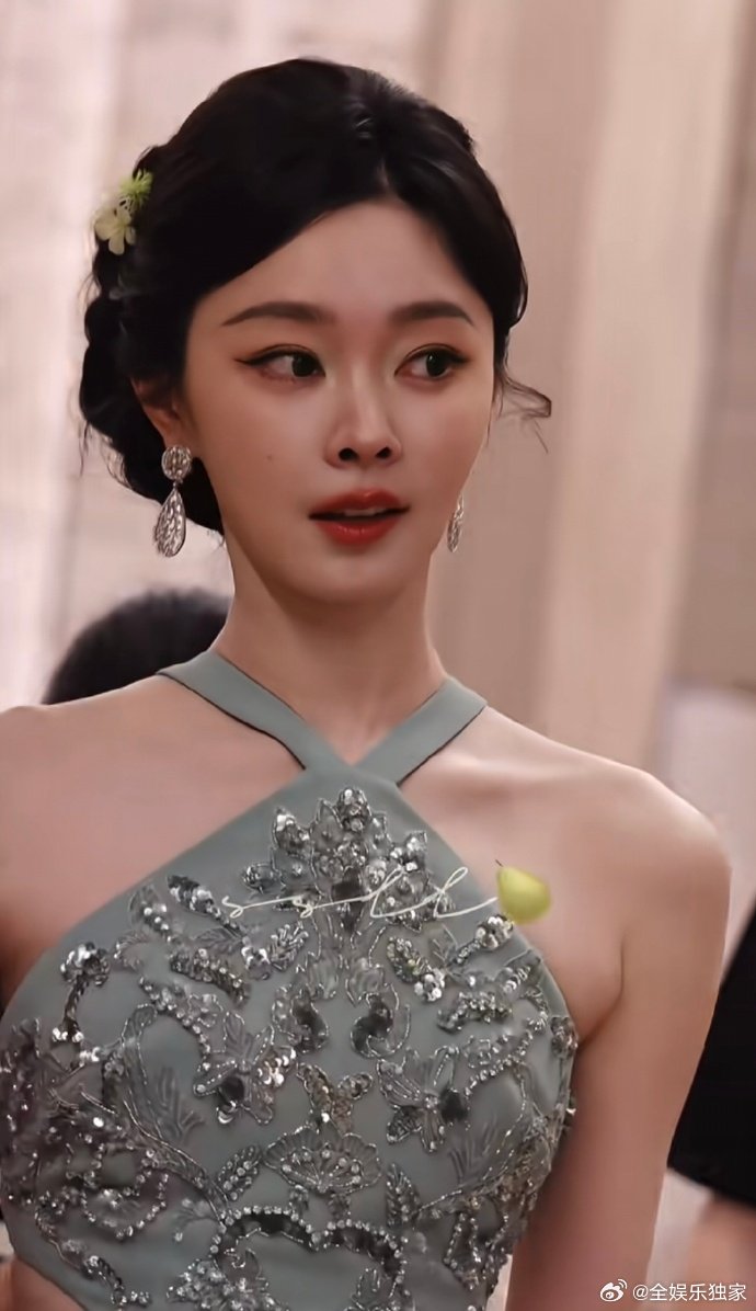 宋轶挂脖亮片绿裙宋轶阅文盛典造型宋轶这身亮片绿裙直接美上心头，清新脱俗又不失精致