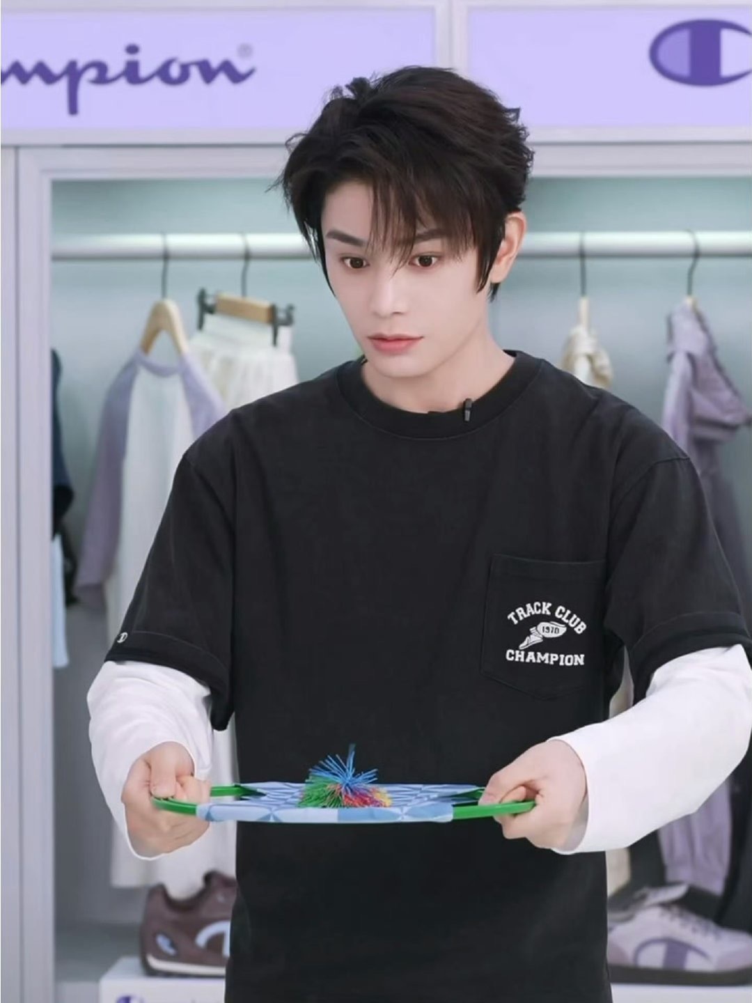 丁禹兮今天品牌活动直播截图，好男大他好可爱 