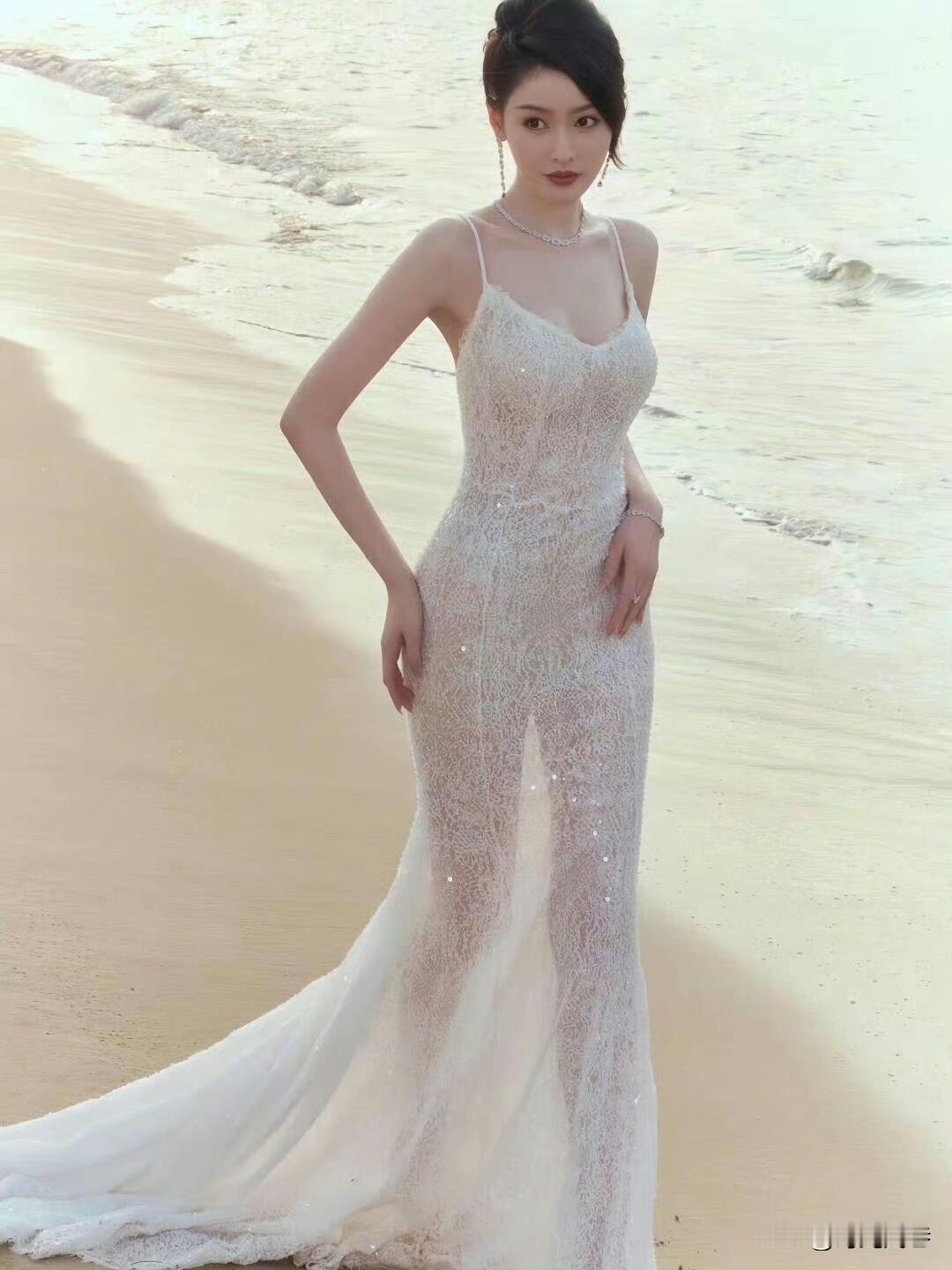 张天爱的微透裙尽显腿部线条朦胧之美！