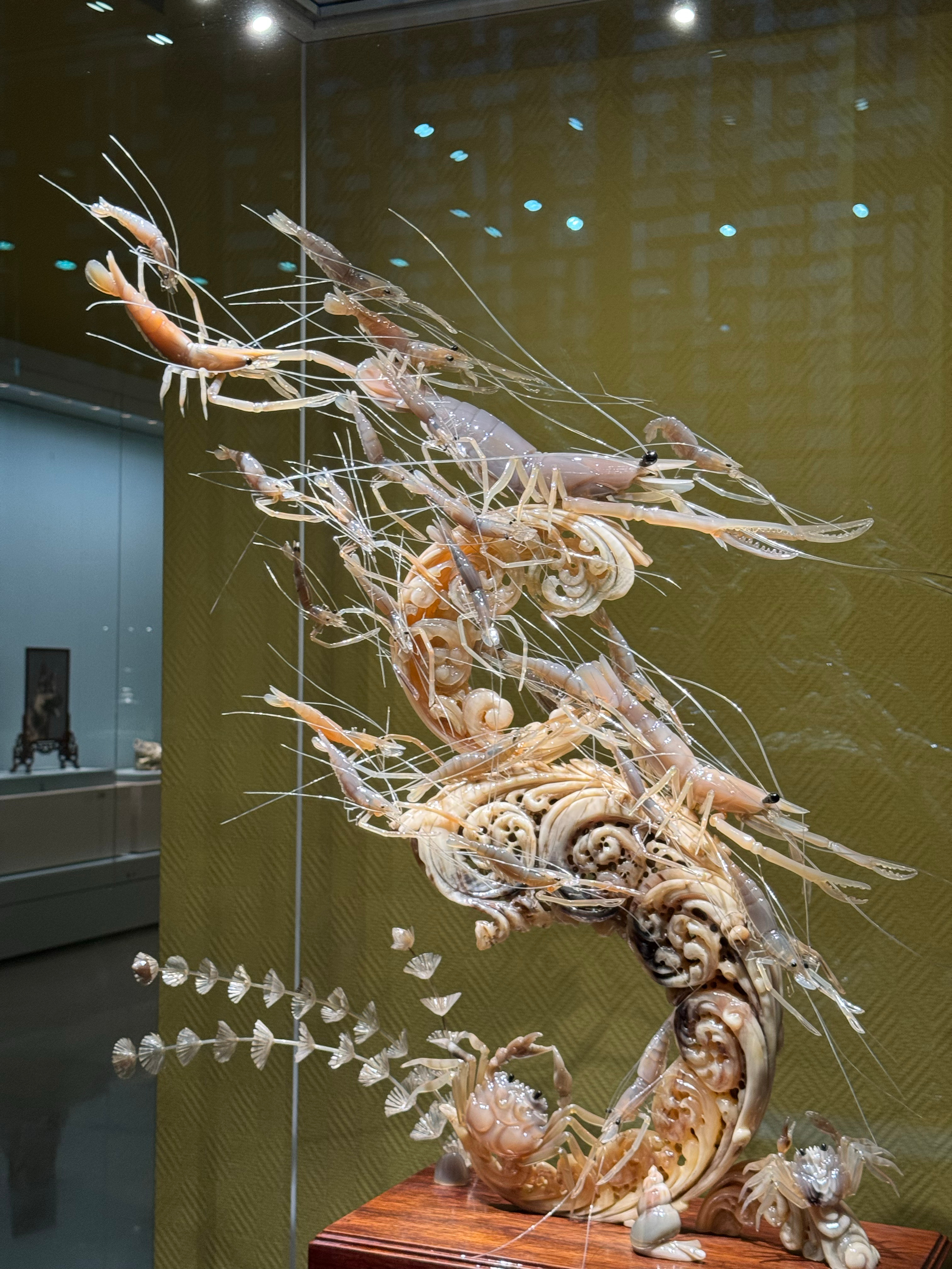 在中国工艺美术馆待了一天，感慨人类雕刻万物的能力，木头、石头、玉、象牙、纸、布、