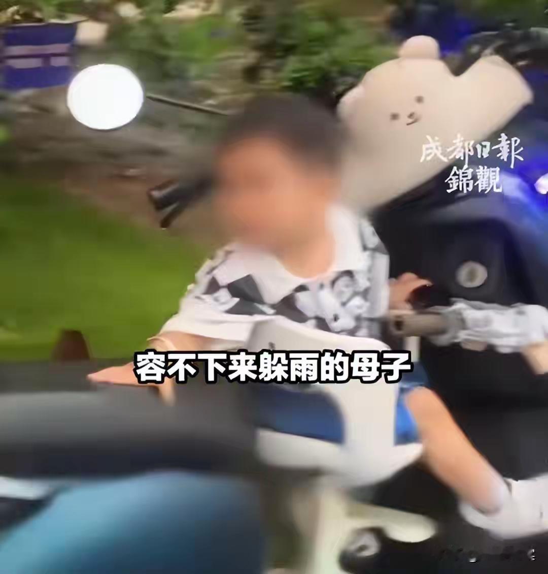 6月16日，宝妈骑电动车，带着1岁大的孩子出门，结果半路上遇到特大暴雨无法骑行，