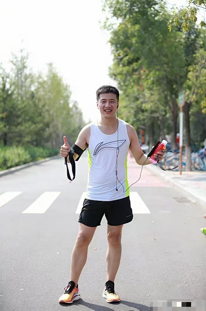 他真的是被自己作死的。跑步锻炼本没有坏处，主要是控制好适合自身的强度。雪峰老师是