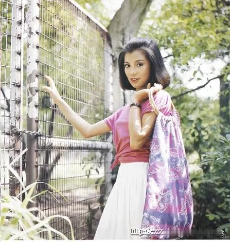 背着包包的翁美玲👜
💖 80年代的时尚Icon
阿翁一身清新搭配
挎着花包站
