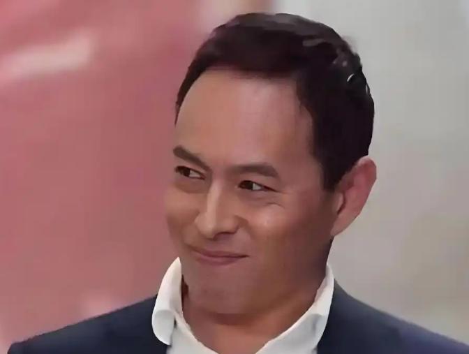 澳大利亚著名的反华教授李约翰，在节目中发表自己的反华观点时，主持人突然对他说，如