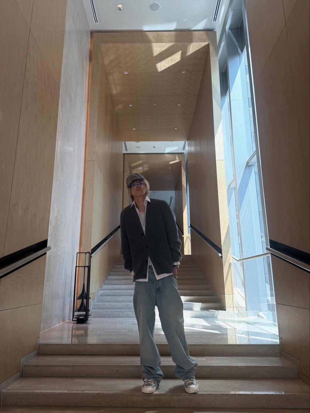 徐明浩ins嘟嘴自拍 徐明浩ins更新嘟嘴自拍好萌帅帽子是歪着戴的！潮男超绝松弛