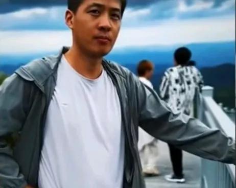 女子相亲去爬山口渴，男子嫌8块钱水太贵，要下山买2元钱的水或者喝山溪里的矿泉水