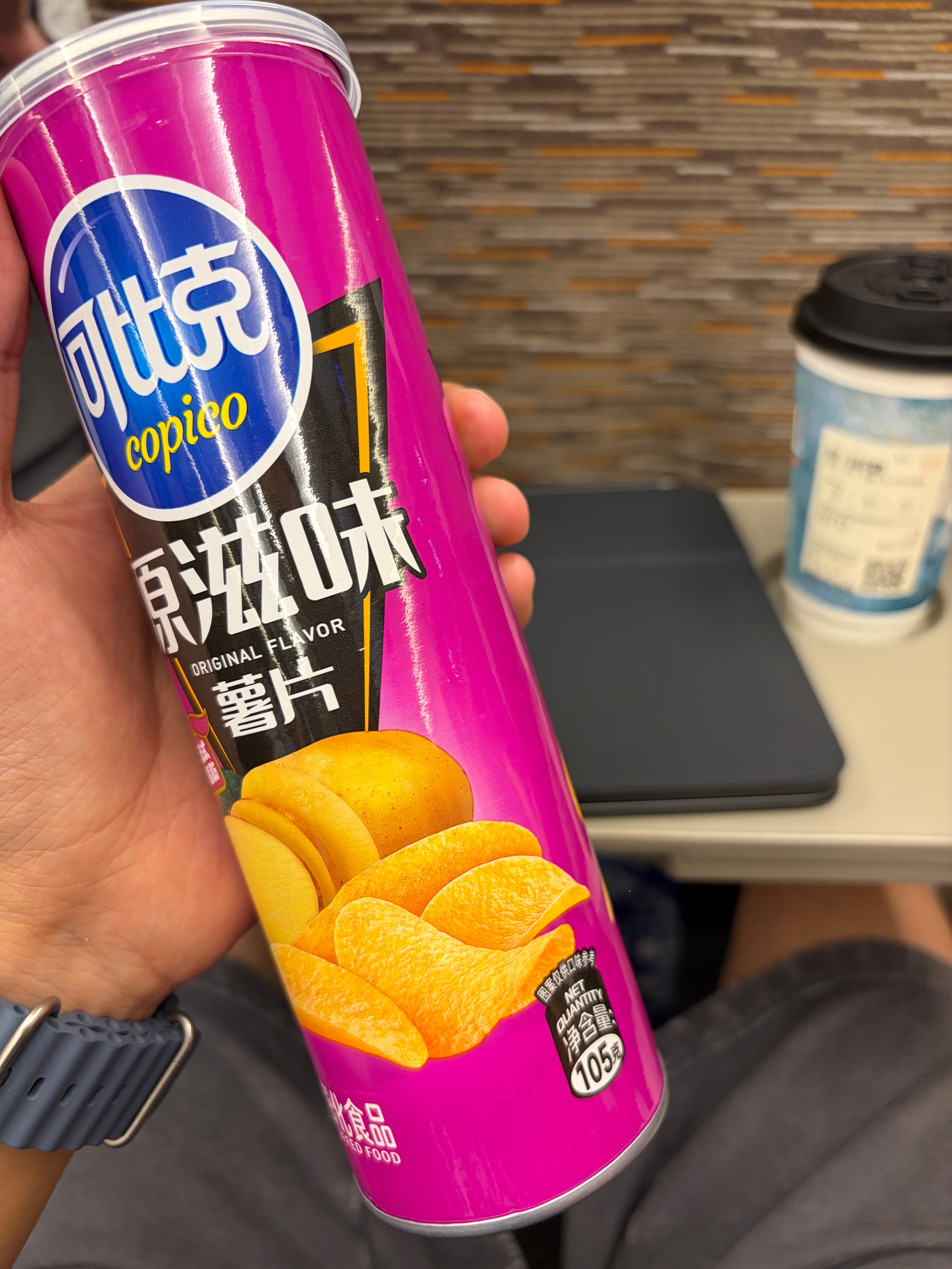 高铁上买了一盒可比克薯片，15块钱，贵不贵？ 