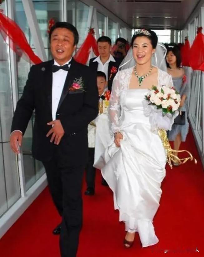 2001年，郭斌和王楠相恋，王楠的父母知道后，就对郭斌说:“你不仅年纪大，而且还