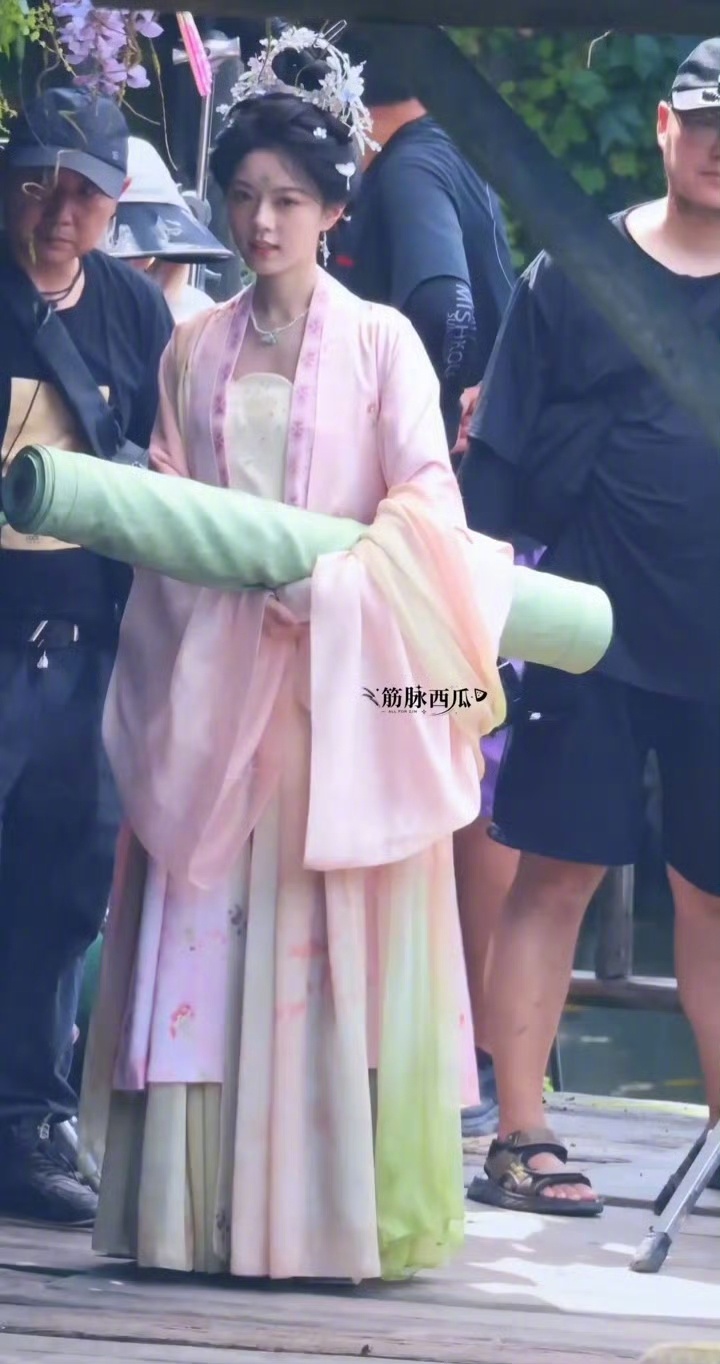 赵今麦粉绿色戏服路透给赵今麦水蜜桃塑粉粉嫩嫩的听雨宝宝登场赵今麦这身造型甜度爆表