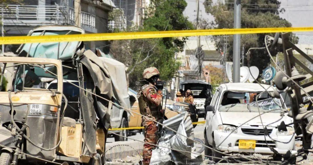 不到一天，两个首都相继发生爆炸，巴基斯坦大张旗鼓地宣称进入战争状态，印度舆论场里