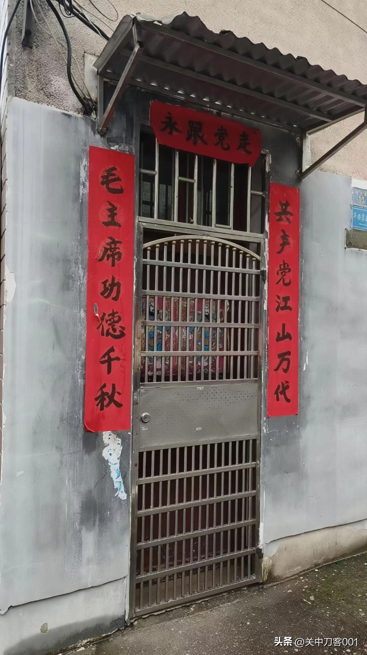 百年前星火燎原，点点微光冲破沉沉暗夜，于风雨如晦中点燃救国救民的希望；百余载征途