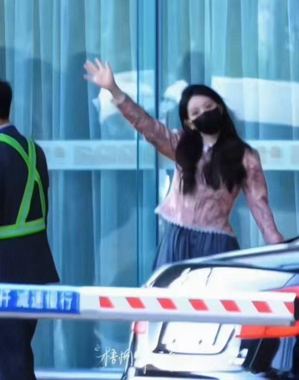 张凌赫田曦薇逐玉庆功宴出发 张凌赫、田曦薇《逐玉》庆功宴出发，期待谢征和长玉，一