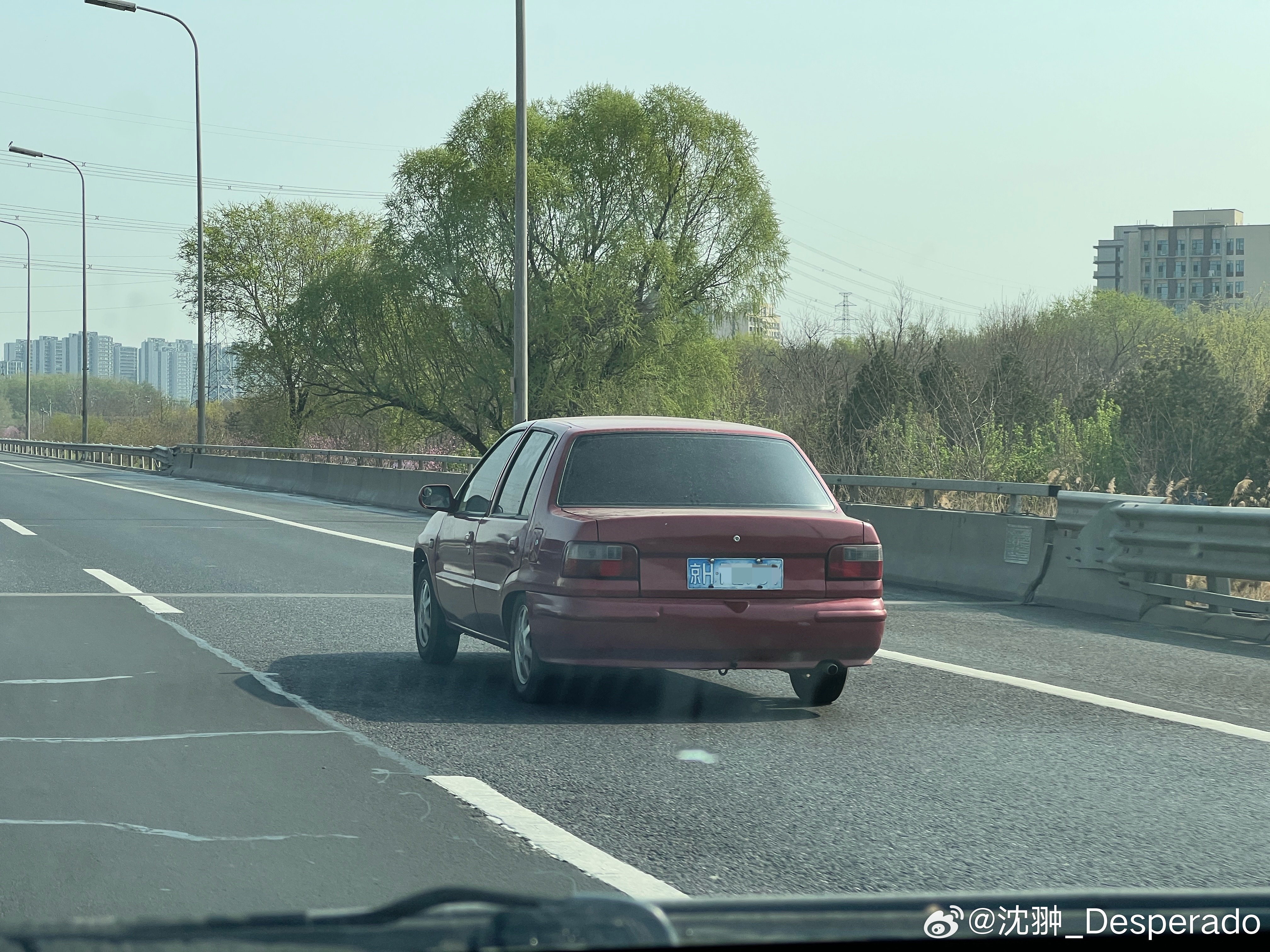 虽然不是最老版的三箱四门夏利，但也足够老了。关键还是个京牌儿。 北京