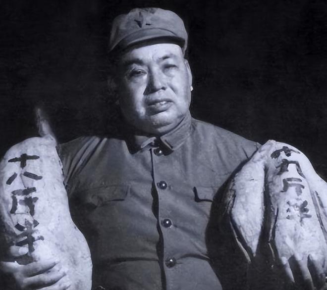 1937年，许世友在延安被关了起来，期间，一名排长冒险送来一只烧鸡，这个事许世友