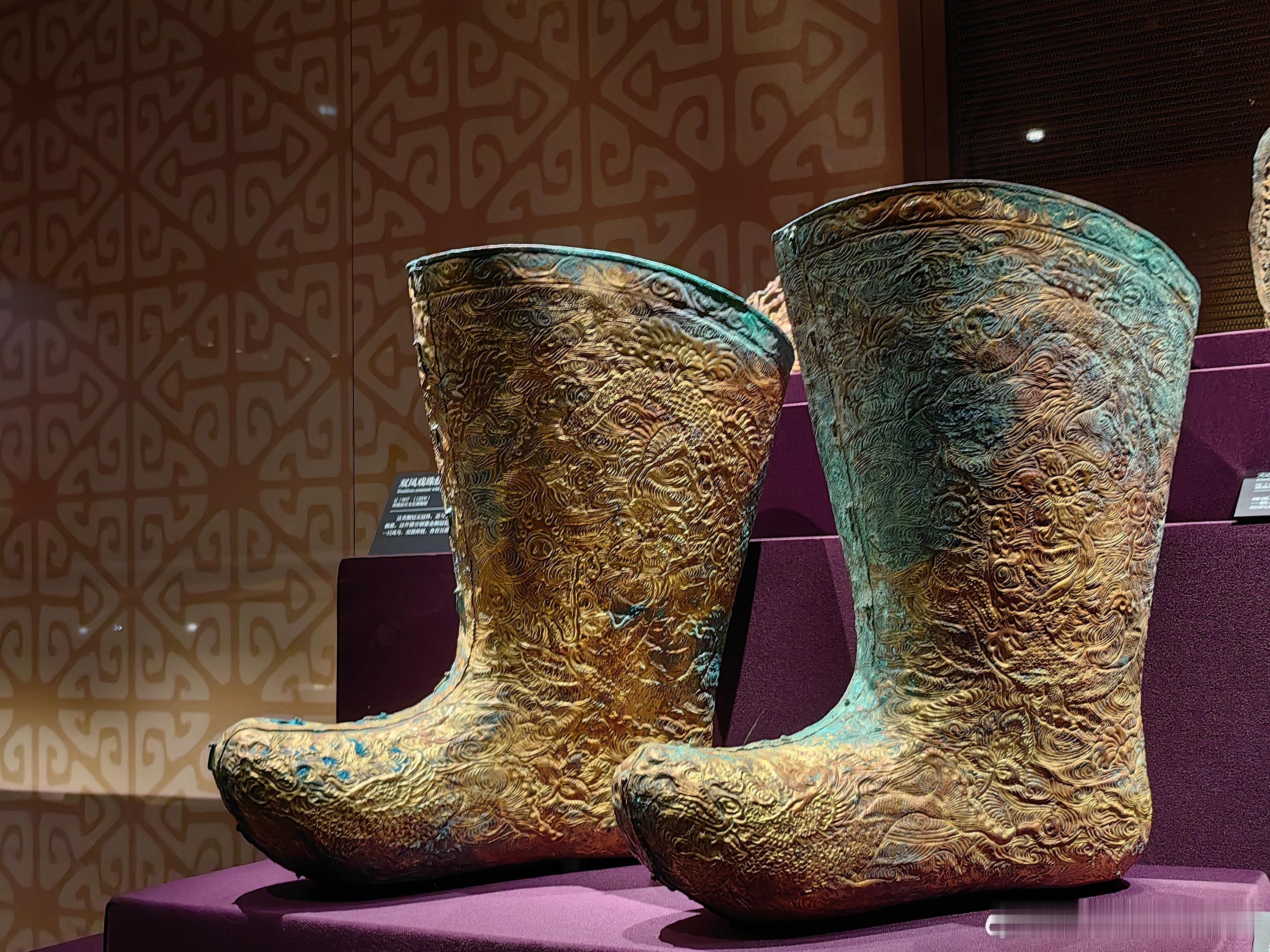 黄金缕-香港故宫文化博物馆藏古代金器 莲花摩羯戏珠纹靴｜辽这种类型是模仿丝绸专为