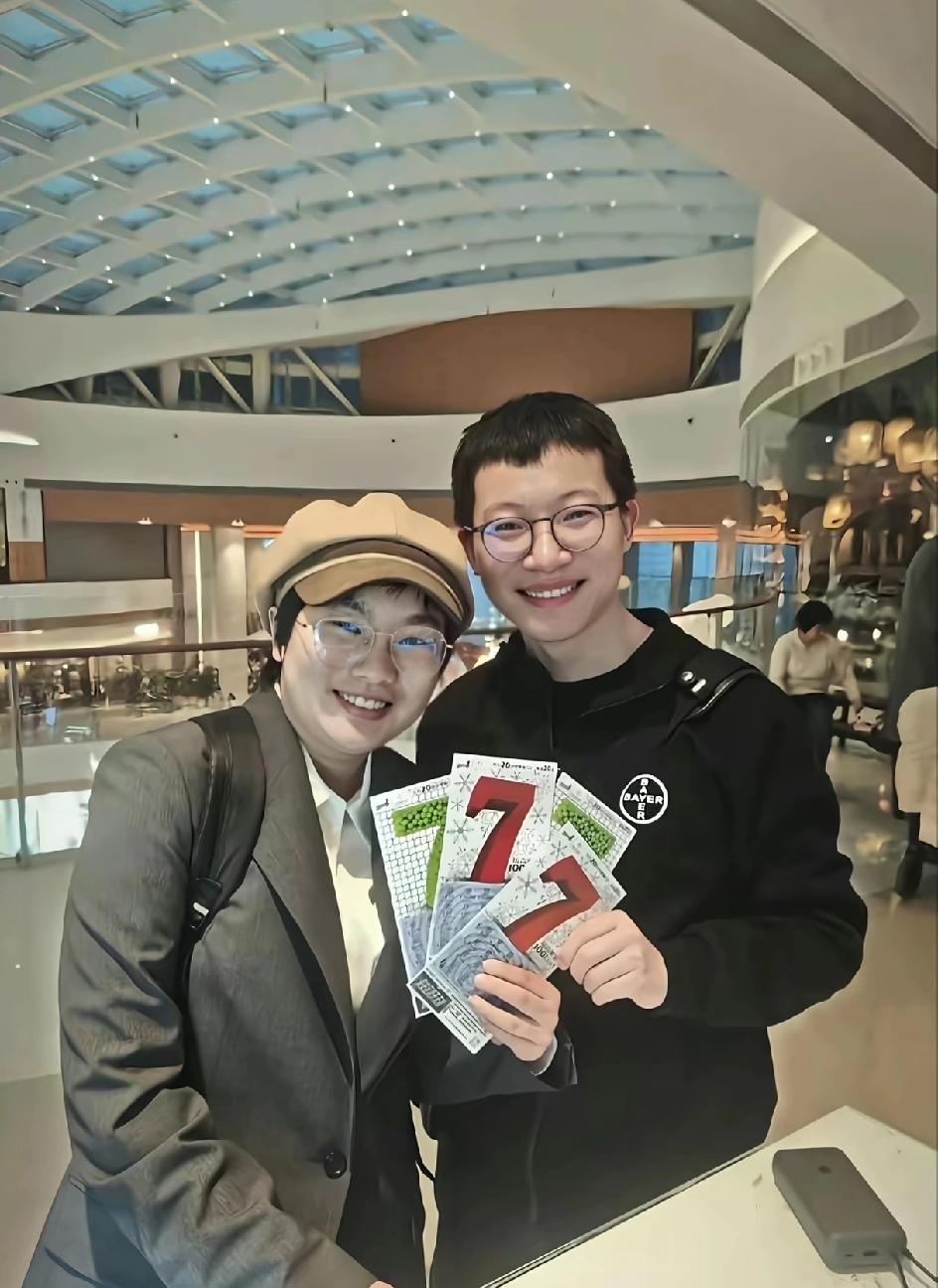 女的私密了，男的取关了，“王婆说媒”最权威的一集。男的去旅游，女的去出差。
女的