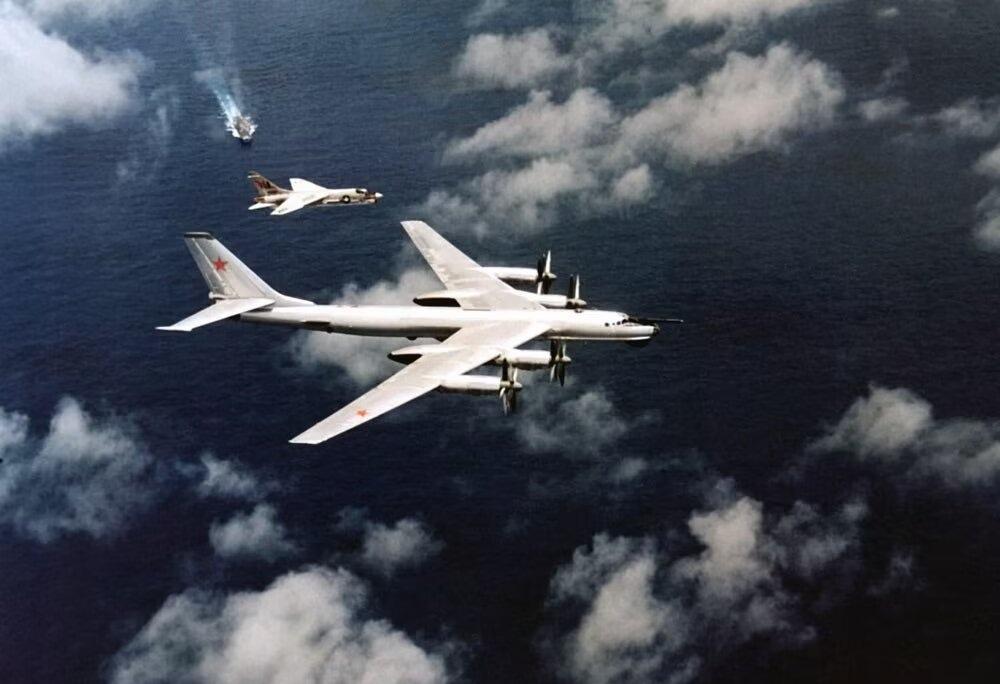 1974年5月25日，美军“奥里斯卡尼”号航空母舰（CVA-34）上的一架F-8