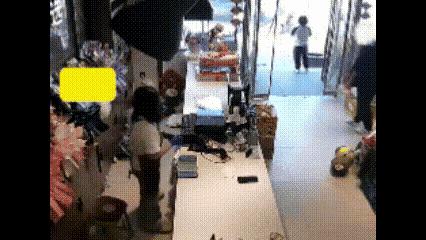 胖女人拒不承认拿了手机，手机已经让她转移到外省，请问警察就拿她没办法了吗？
胖女