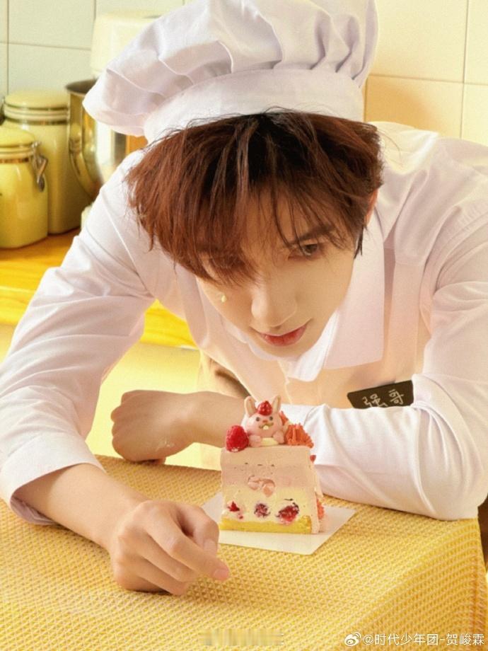 #贺峻霖甜点师look##贺峻霖厨师帽随拍# 贺峻霖的甜点师look充满了创意和