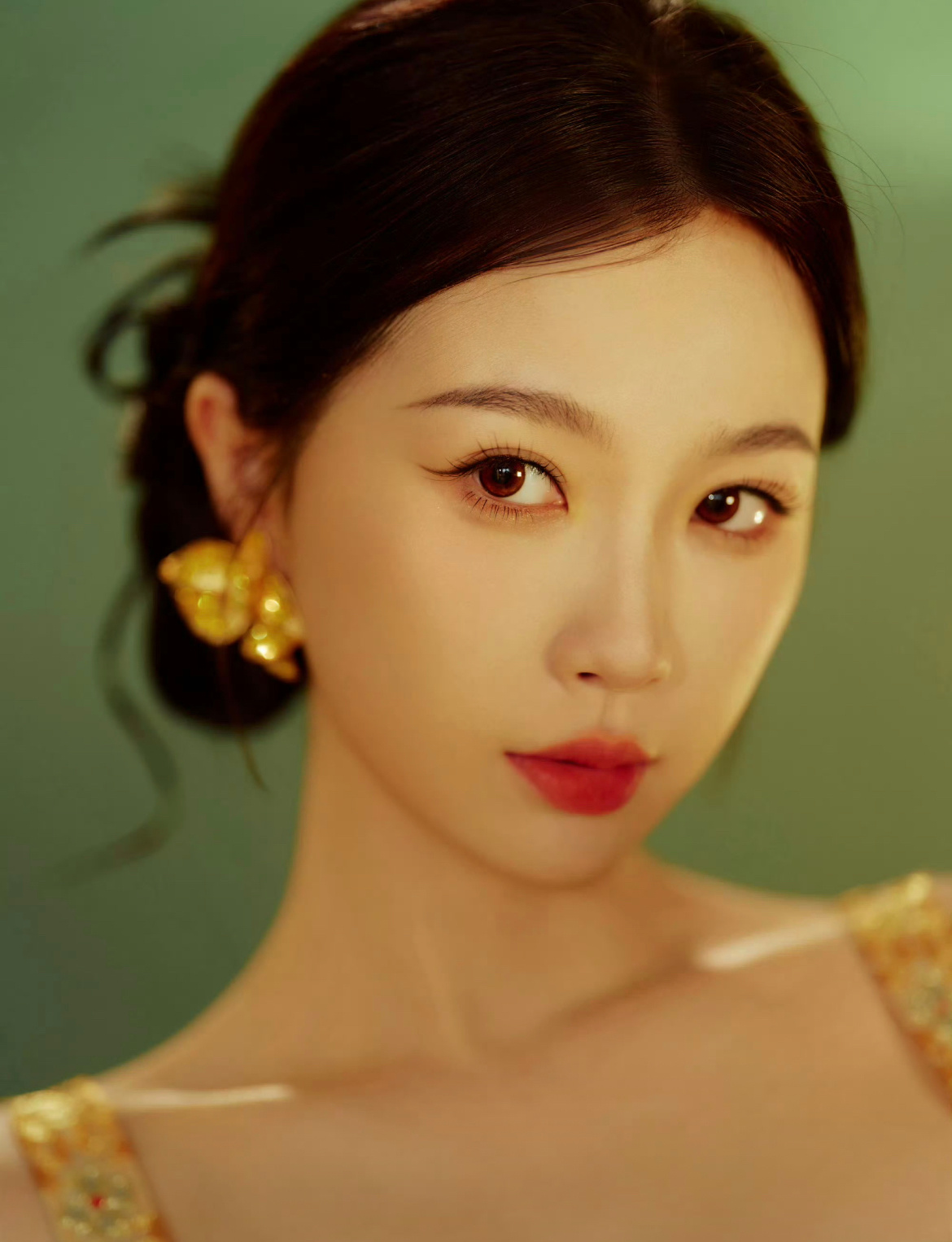 虞书欣红毯生图虞书欣红毯生图虞书欣鎏金吊带纱裙造型