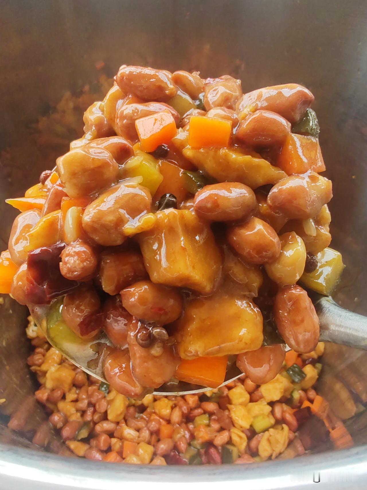 宫保鸡丁的配菜通常是葱丁和花生米，小饭店也会用胡萝卜和黄瓜代替。
鸡胸肉切丁加盐