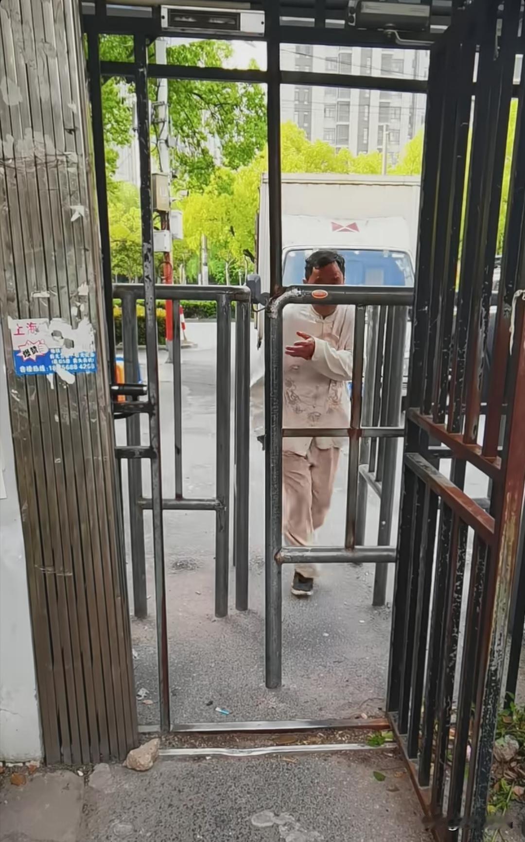 小区门口那防护栏结结实实好几层，可马老师嗖一下就过去了，那叫一个行云流水！仔细看