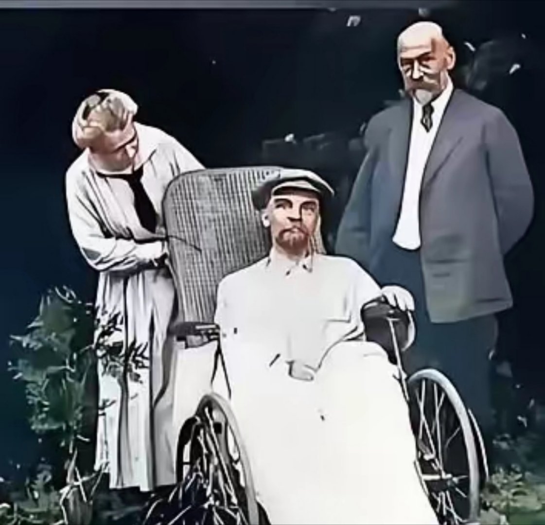 1923年，列宁在轮椅上留下遗照，身形瘦弱，眼神空洞，旁有妹妹与医生。自1922