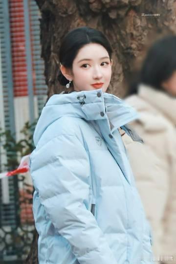 王玉雯春晚彩排优雅下车 哇，王玉雯春晚第四次联排路透来袭，她优雅下车宛如一道亮丽