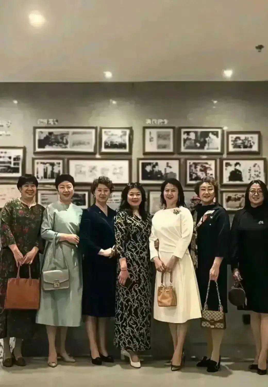 同样是半生走过，同样是鬓染风霜，两组画面，道尽人生百态。
 
一边是身着雅致衣裙