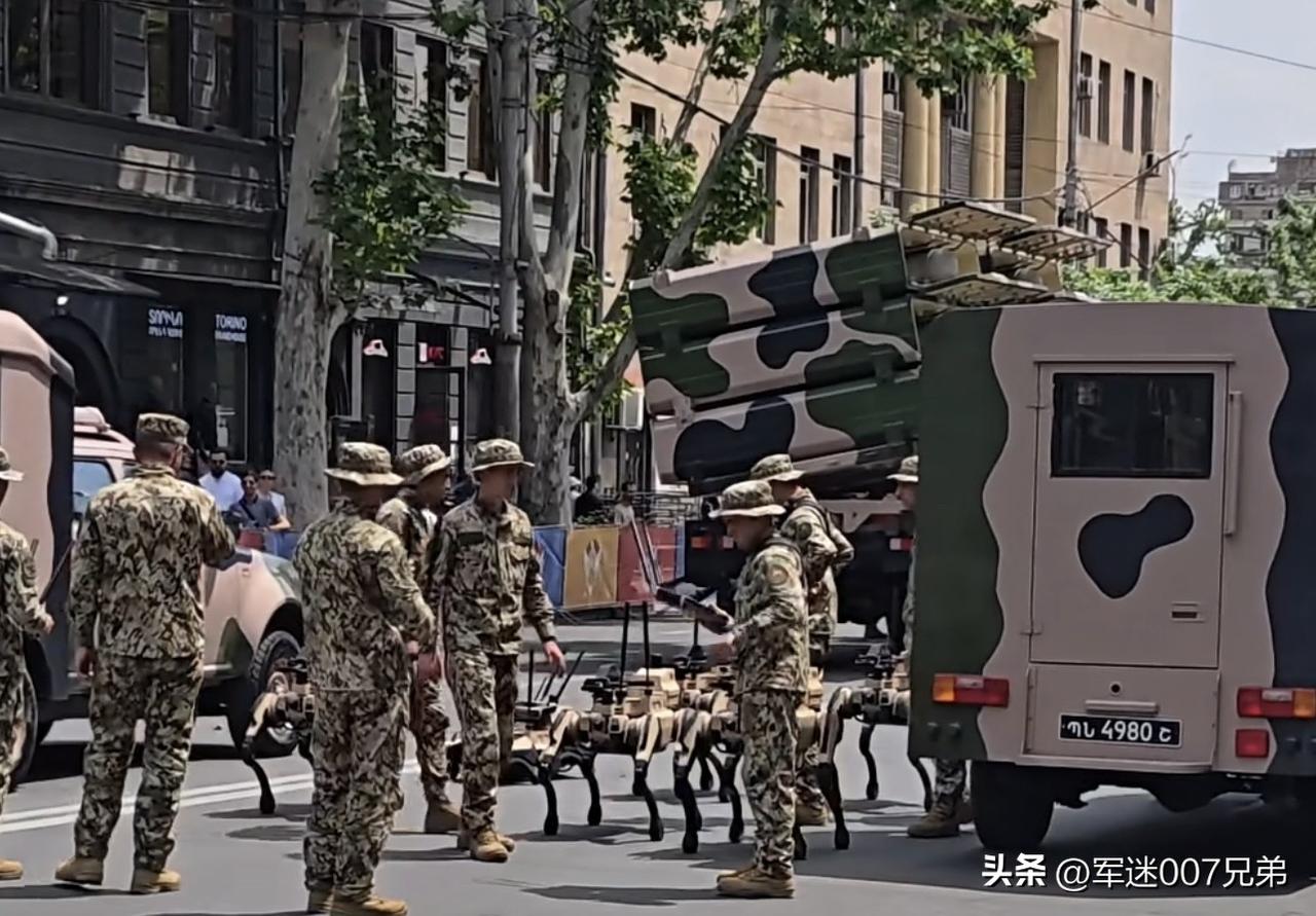 瞧瞧，中国军工企业研制的“机器狼”，不但中国军人喜欢，外国军人也喜欢，出口军贸卖