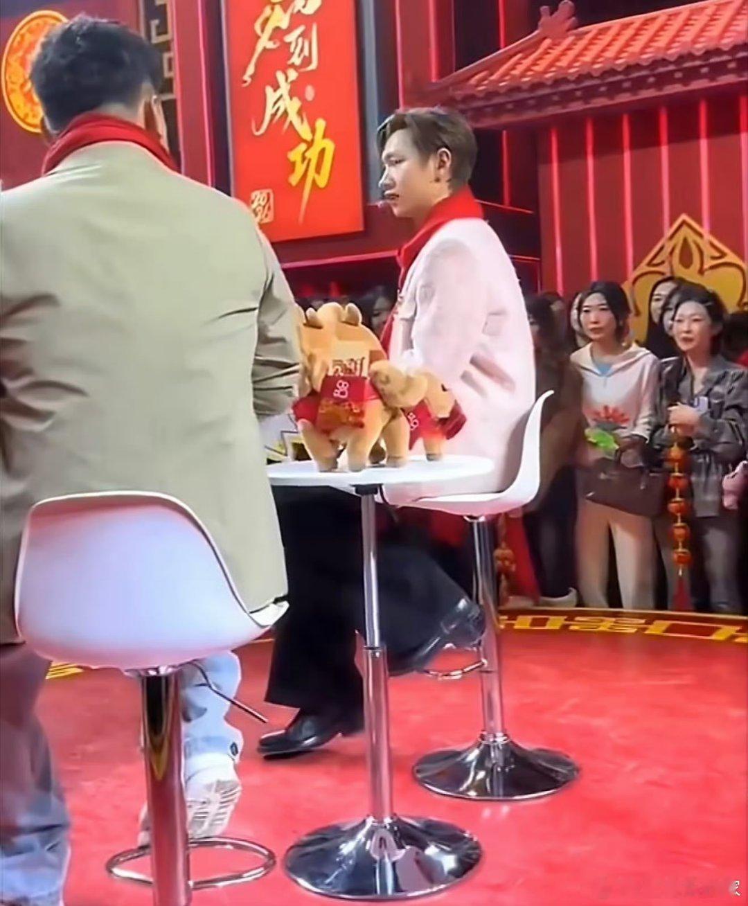 小泷包应援阵仗绕场馆三圈！汪苏泷登台全场合唱掀屋顶🎶汪苏泷又来给辽宁春晚上分了