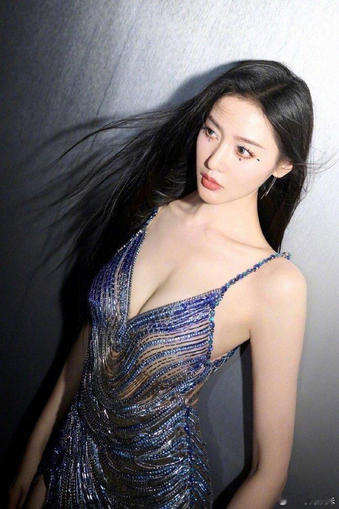 张天爱身材苗条，事业线却十分出众；颜值体态都是top级别 