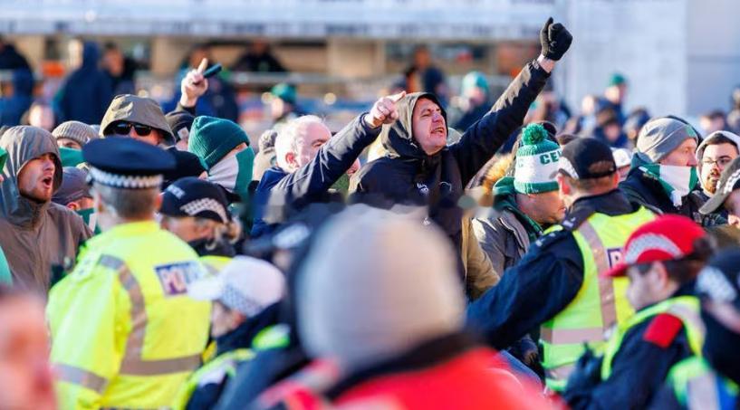 根据英国媒体BBC的报道，在球队德比战1-3不敌流浪者后，上万名愤怒的凯尔特人球