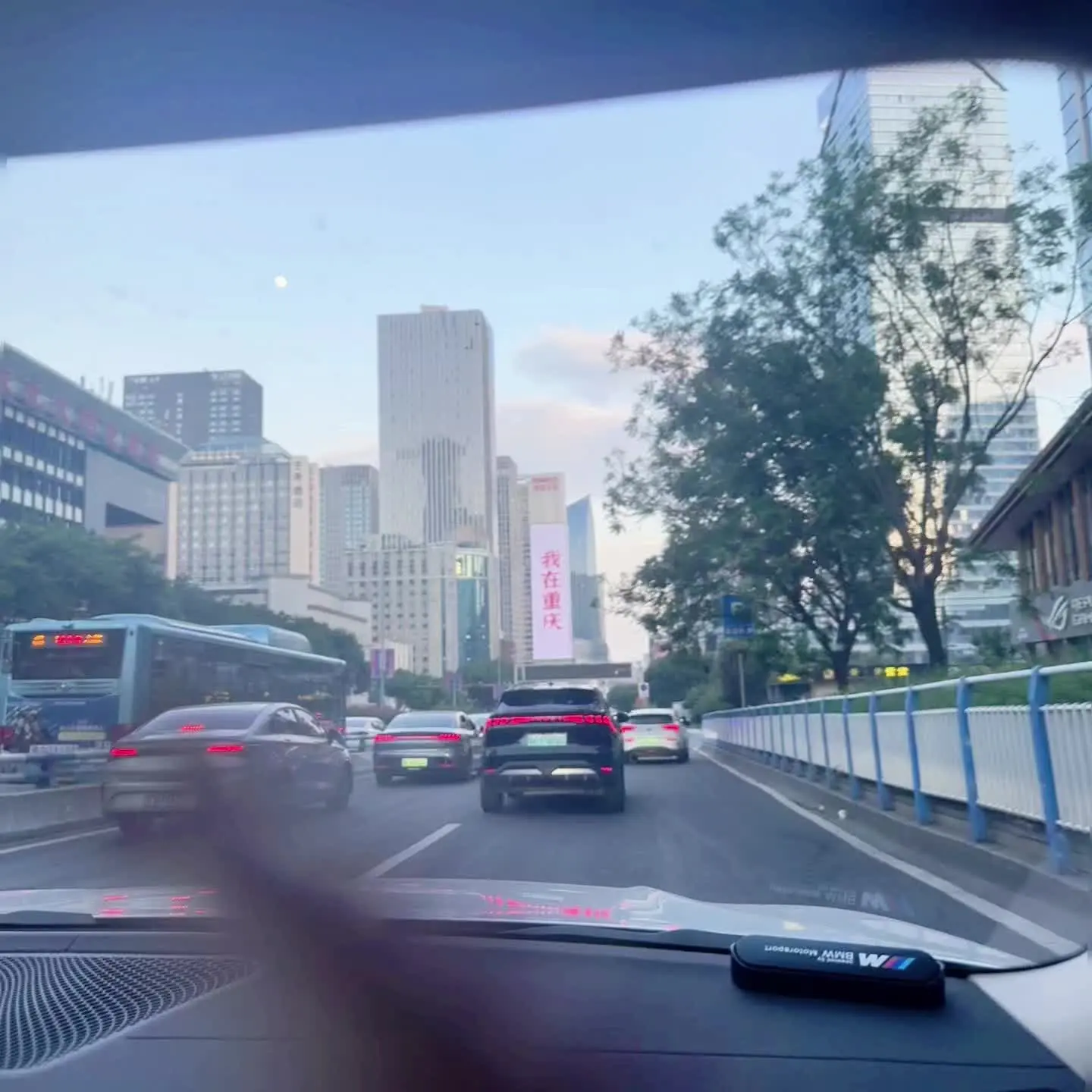 人与人之间 可以走的很近 也可以离得很远 无法共鸣 沉默即可
